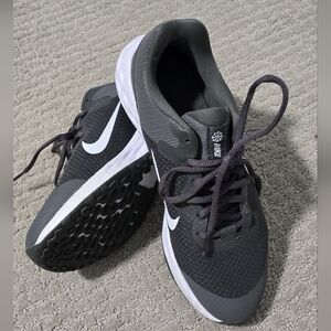 Nike Boy's Gray Running Shoes, 6y
